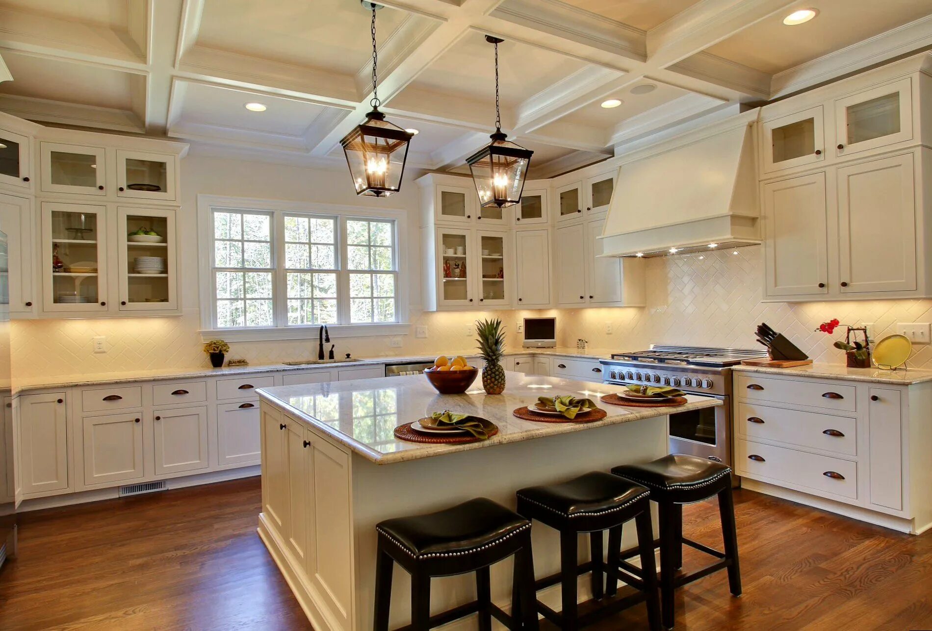 Свет на кухне. Красивое освещение на кухне. Кухня с высокими потолками. Освещение кухни варианты. Кухня под потолок.