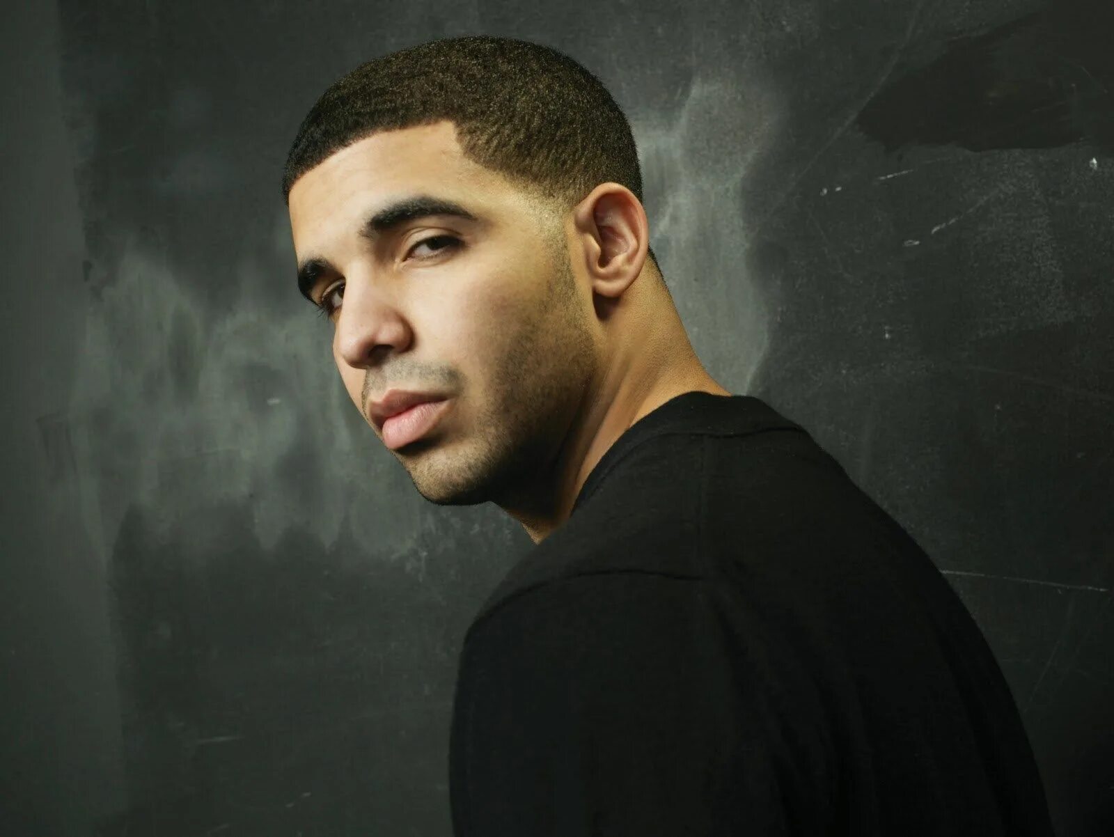 Дрейк. Дрейк певец. Дрейк фото певец. Drake рэпер прическа.