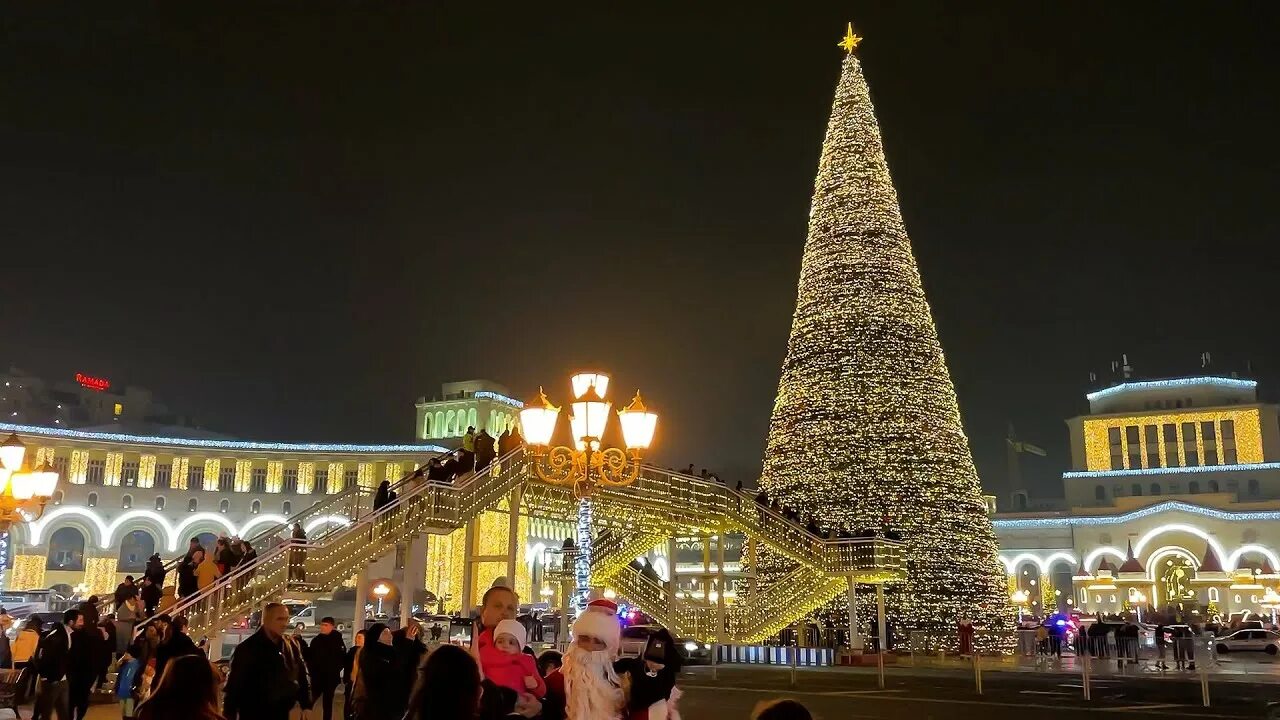 Ереван 2023 год. Елка в Ереване 2023. Новогодняя елка в Ереване. Новогодняя елка в Ереване 2022. Рождество в Ереване.