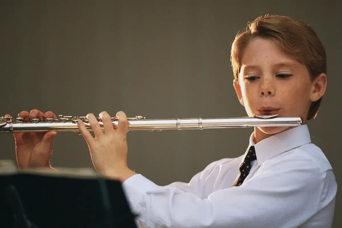 Playing flute. Человек с флейтой. Флейта музыкальный инструмент. Ребенок флейтист. Человек играющий на свирели.