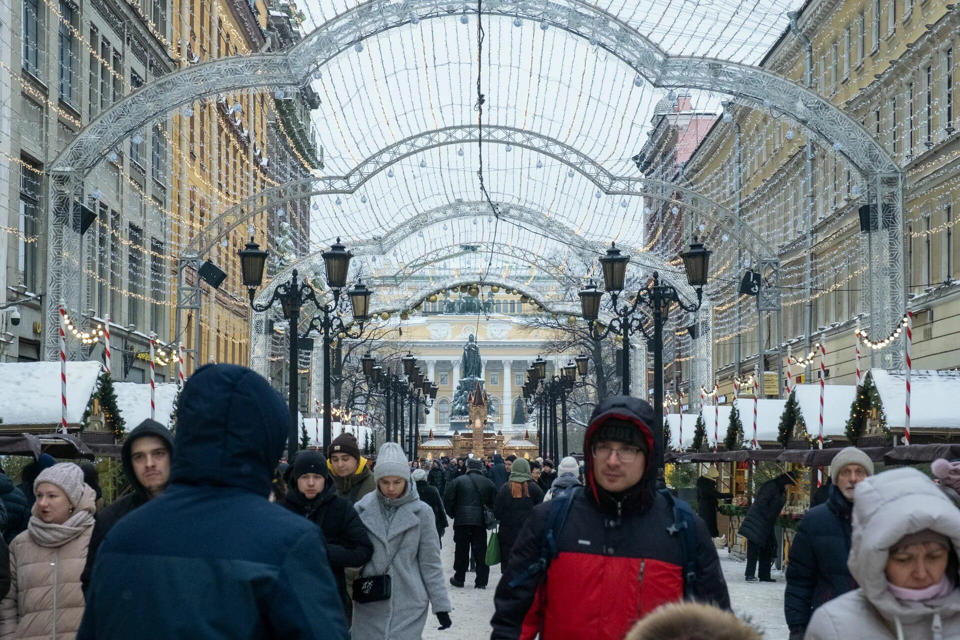 Спб январь 2023. Ярмарка на Манежной площади 2023. Манежная площадь Санкт-Петербург. Манежная площадь Санкт-Петербург зимой 2023. Ярмарка на Манежной площади 2022 в Санкт-Петербурге.