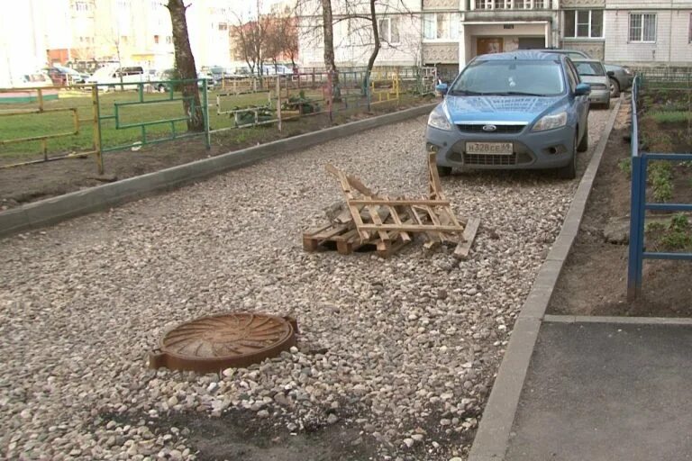На дворе было свежо. Дворы тверской. прикол ремонт во дворе.