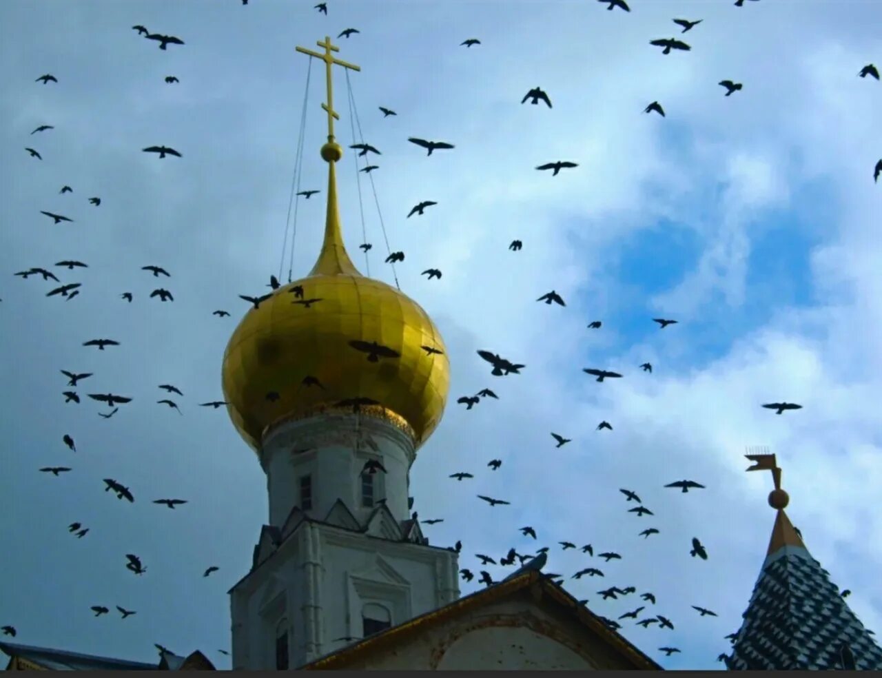 Белые птицы кружат над крышами слушать. Птицы над храмом. Вороны над Церковью. Вороны над храмом. Птица над куполом храма.