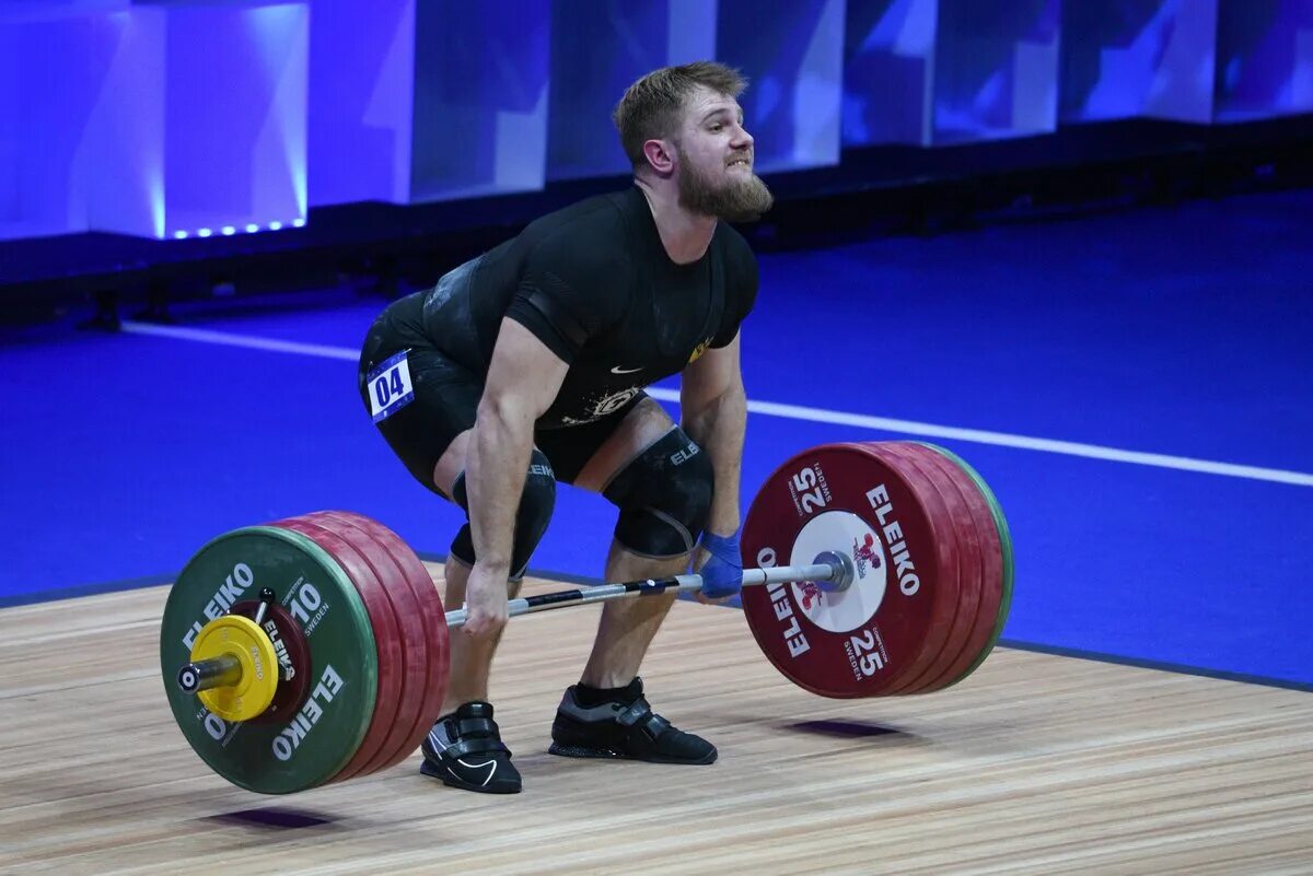 Спортсмены на соревнованиях по тяжелой атлетике поднимают. Чемпионат Европы по тяжёлой атлетике 2021.