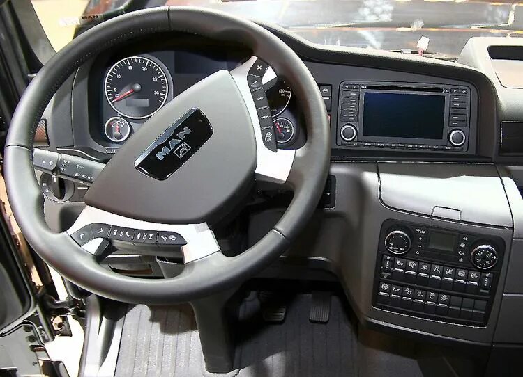 Ман тгх управление. Ман тгс салон. man tgs 2025 кабина. man tgx 2025 кабина. ман тгх салон кабины.