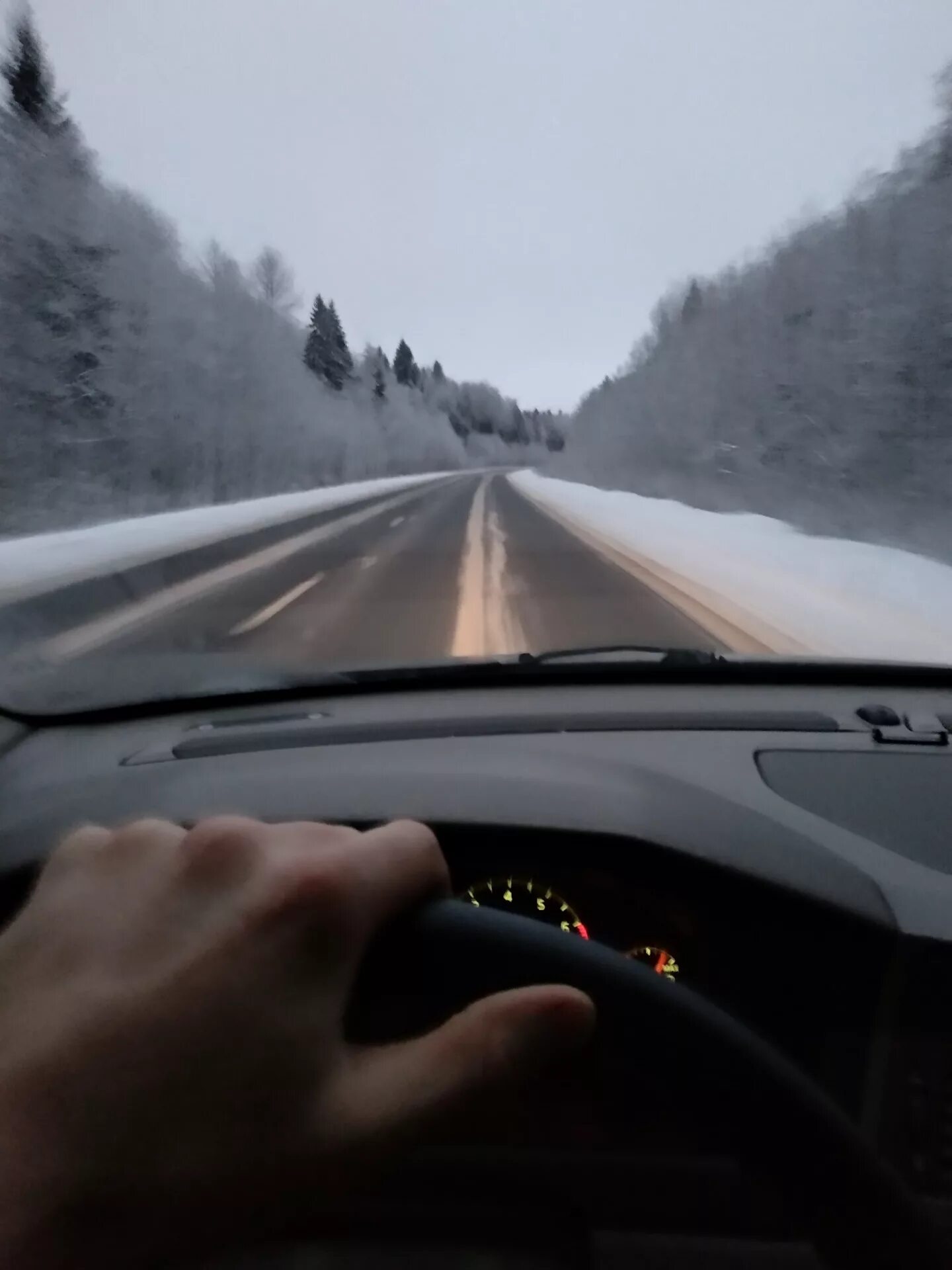 За рулем зимой. Дорога зимой на машине. Вид из машины. Трасса вид из машины.