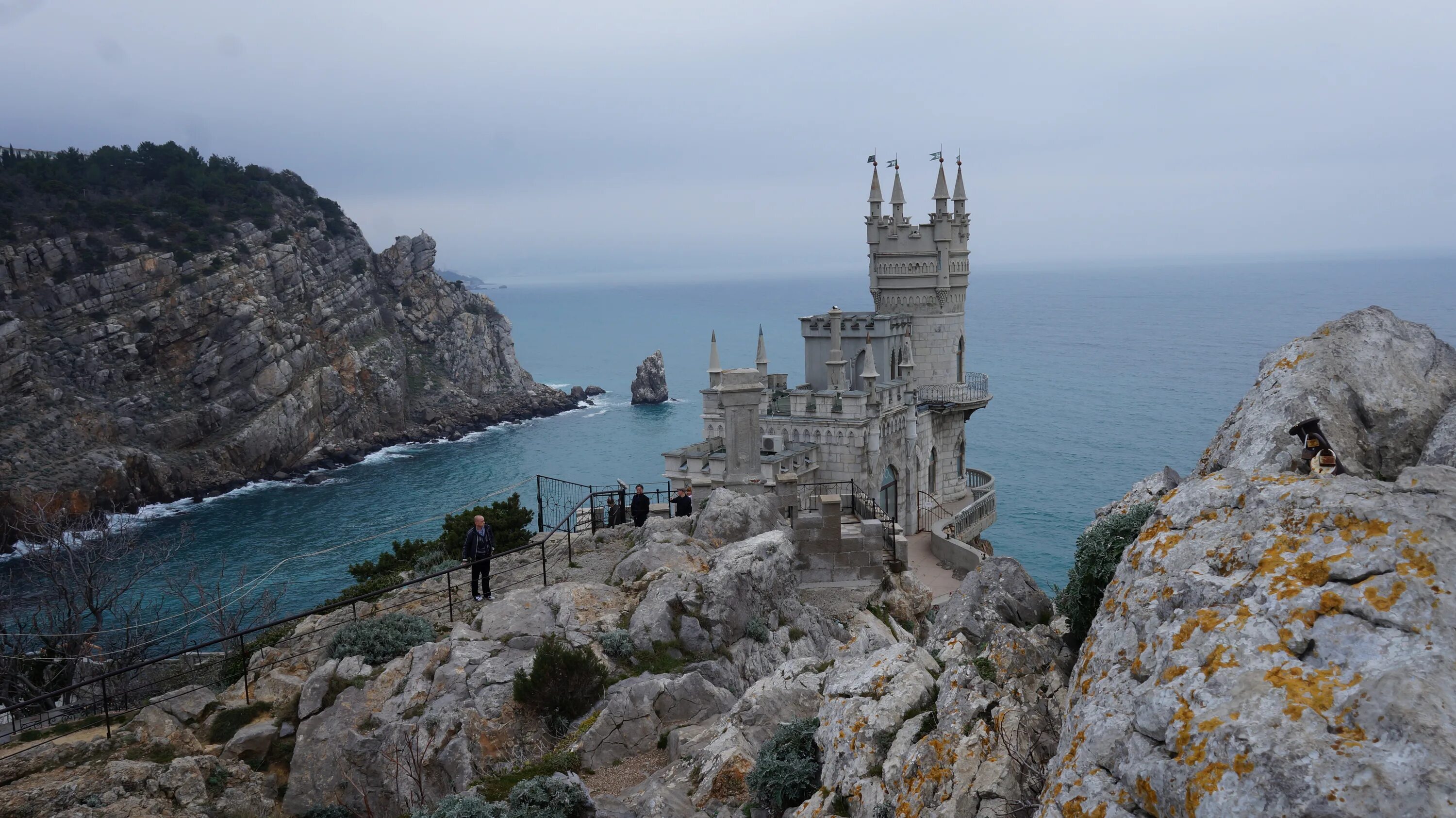 Россия купила крым. Ласточкино гнездо Крым гора. Ялта ай Петри Ласточкино гнездо. Ялта замок Ласточкино гнездо. Гаспра Ласточкино гнездо.