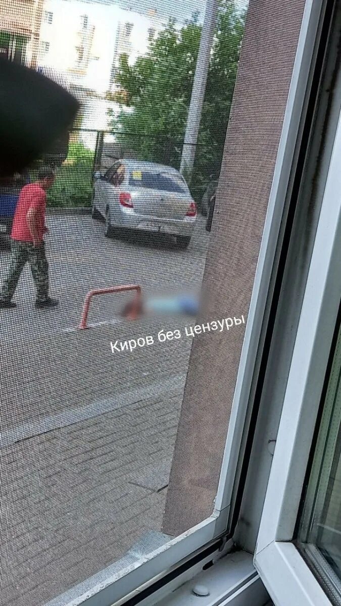 Киров из окна. Девушка у окна. В уфе женщина выпала из окна. Киров выпали из окна. Выпал из окна киров сегодня.