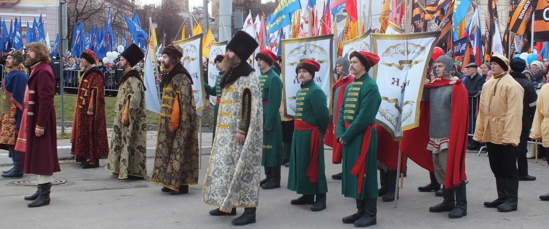 Народ народного единства. Историческое единство народов России. День народного единства народы. Первое празднование дня народного единства. Народные гуляния в день народного единства в Нижнем Новгороде.