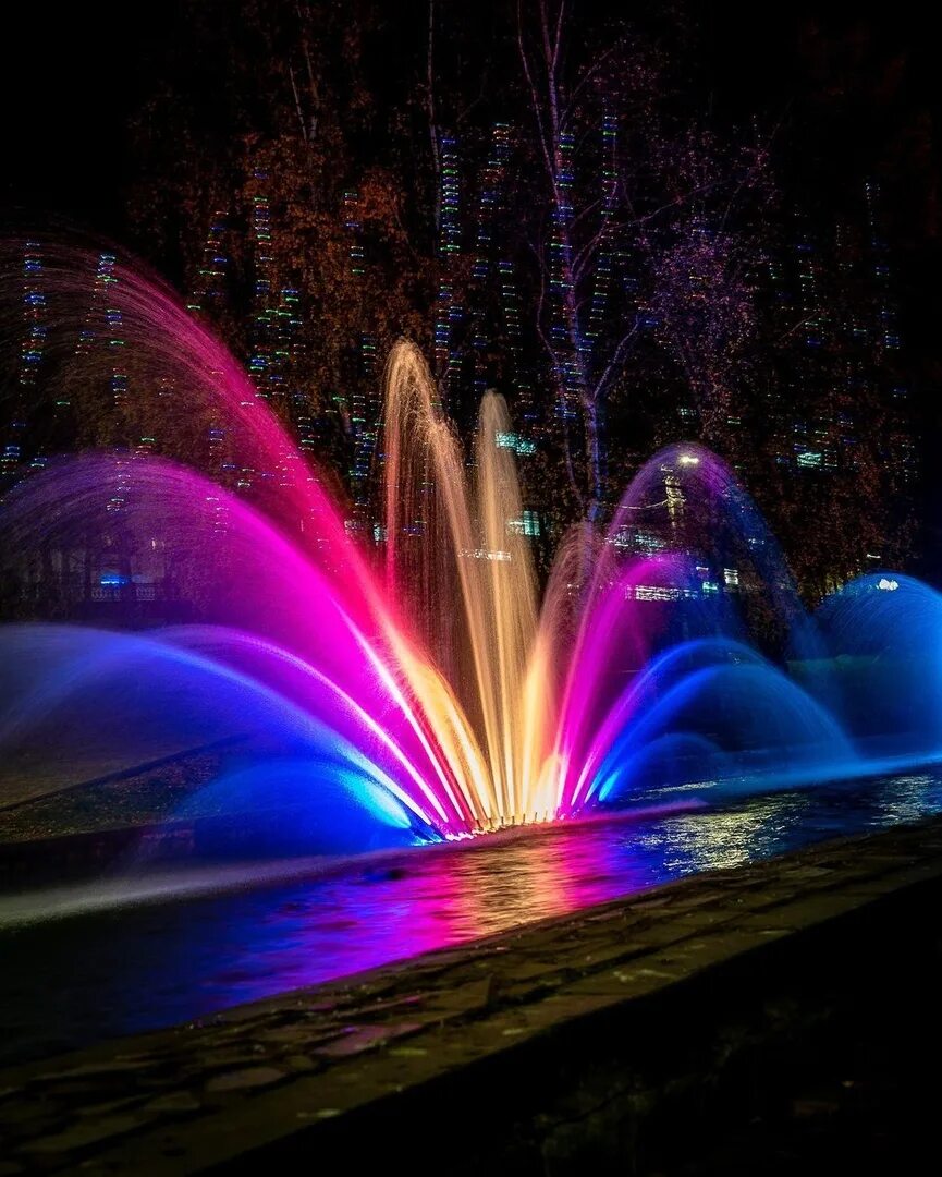 Куда сходить вечером в кирове. Первомайский бульвар ярославль. Набережная кирово-чепецк. Город киров. Ночной центр кирова.