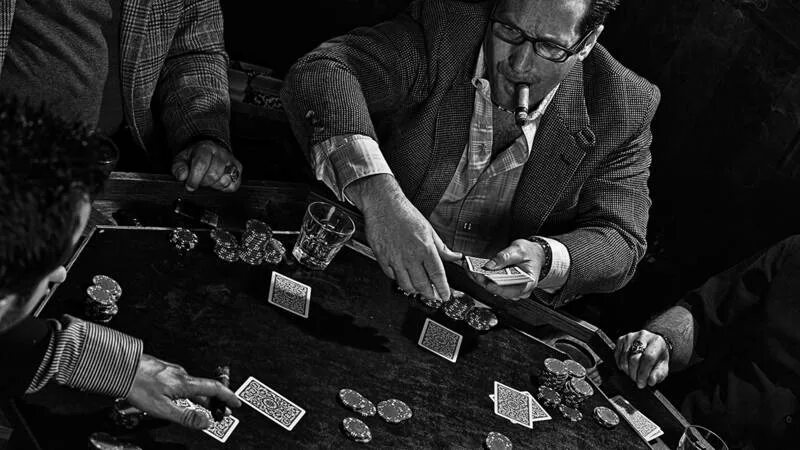 Мужчина с сигарой и виски. Кейт хуан покер. Любить как старый картежник. Старый картёжник. Фокусник картежник.