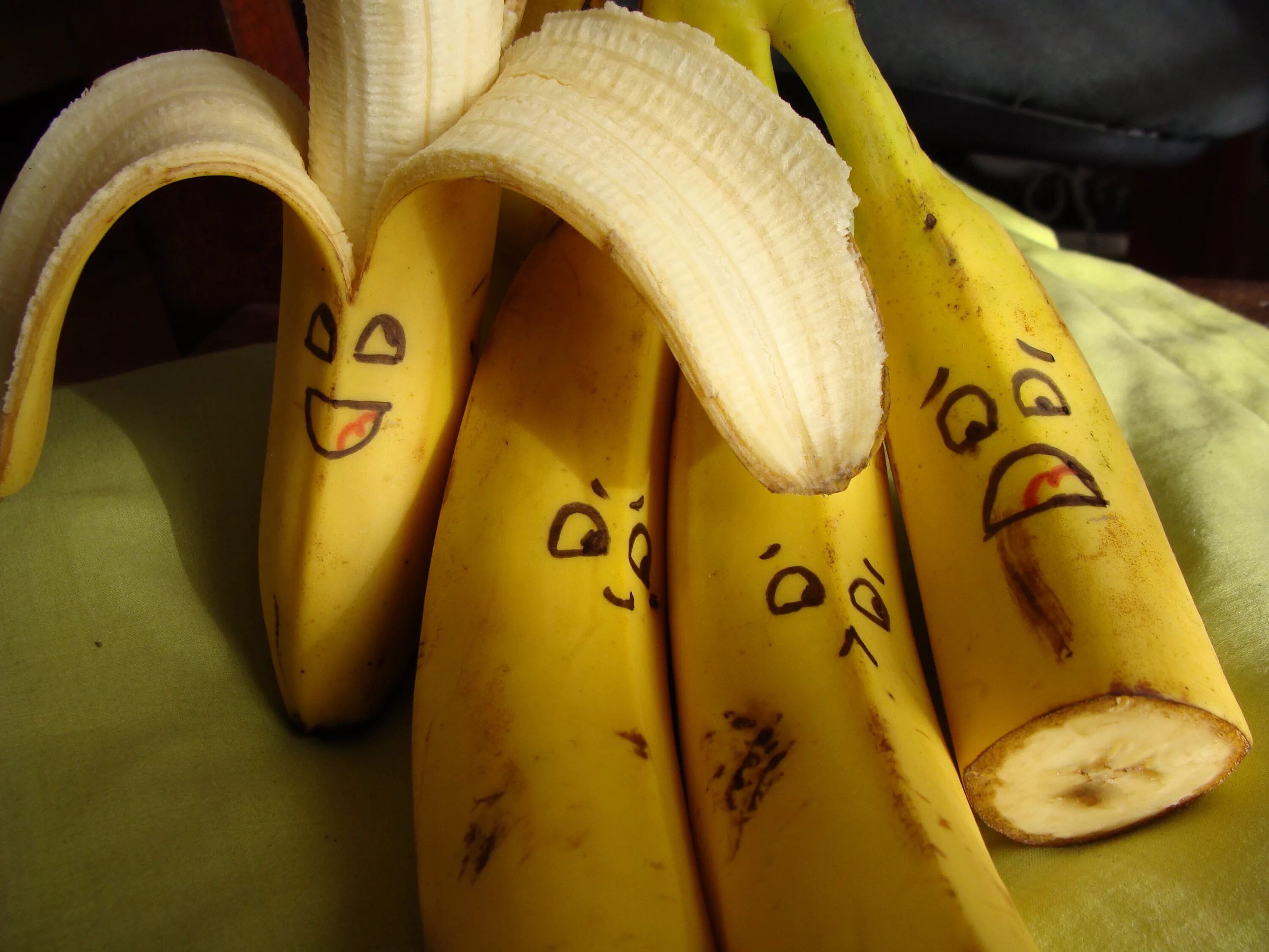 Банановая шкурка. Смешной банан. Прикольные бананы. Кожура банана. Сонник бананы
