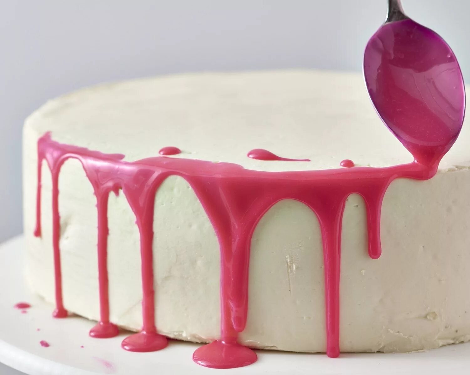 Cake icings. Глазурь для торта. Торт с сахарной глазурью. Украшение торта разноцветной глазурью. Торт с розовой глазурью.