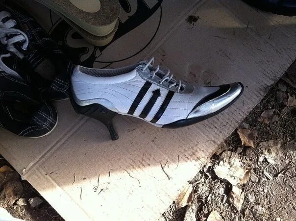 Подкрадули адидас. Кроссовки подкрадули адидас. Adidas gazelle подкрадули. Бутсы джона терри. Подкрадули адидас.