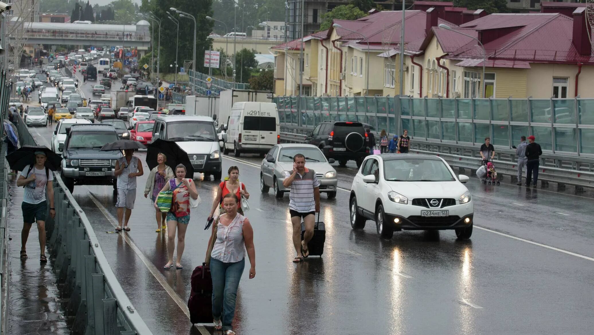 Дожди в сочи в марте. Дождь в сочи. потоп в сочи. ливень в сочи. наводнение в сочи сейчас.