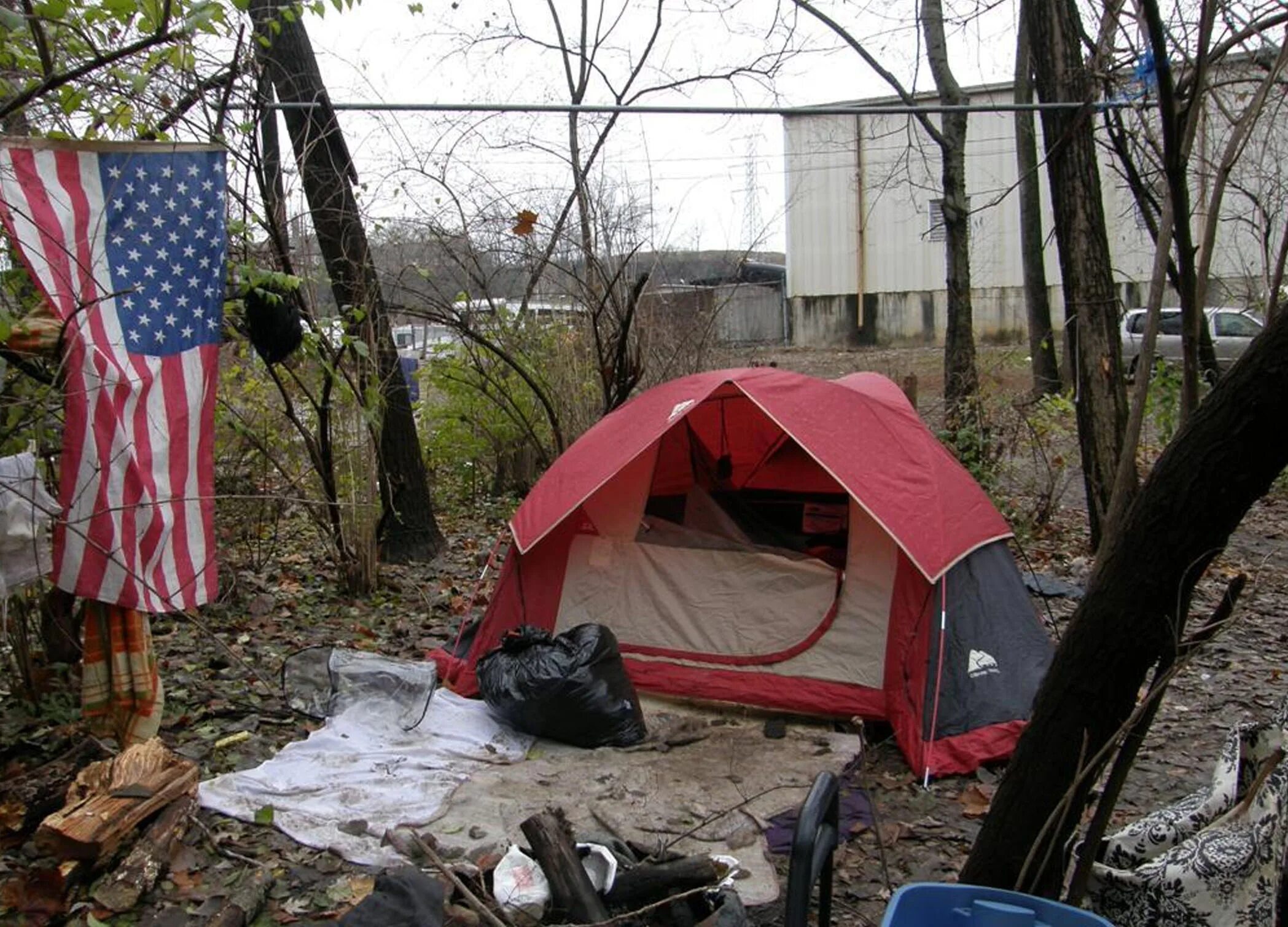 Палатки бомжей в США. Палаточный домик бомжей в Америке. Палатки на улицах США.