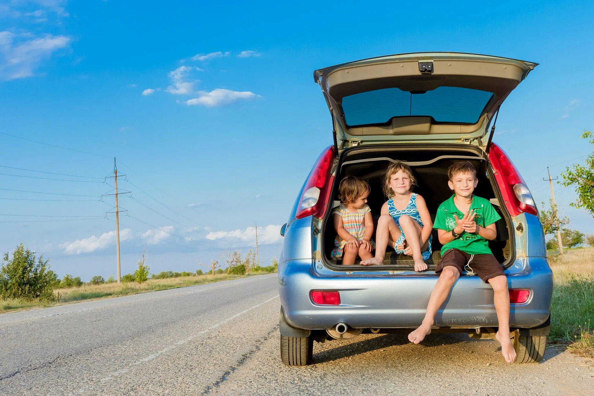Семейный автомобиль. Семья путешествует на машине. Машина для путешествий семьей. Автопутешествия с детьми. Еду в отпуск на машине