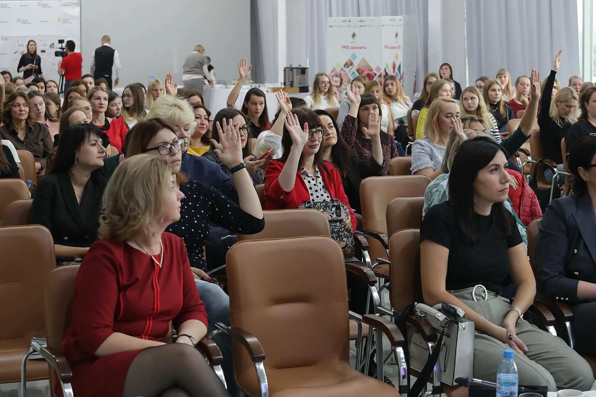 Форум деловых женщин ульяновск. Женщины предприниматели на мероприятии. Форум деловых женщин. Форум деловых женщин в ульяновской области. Форум деловых женщин.