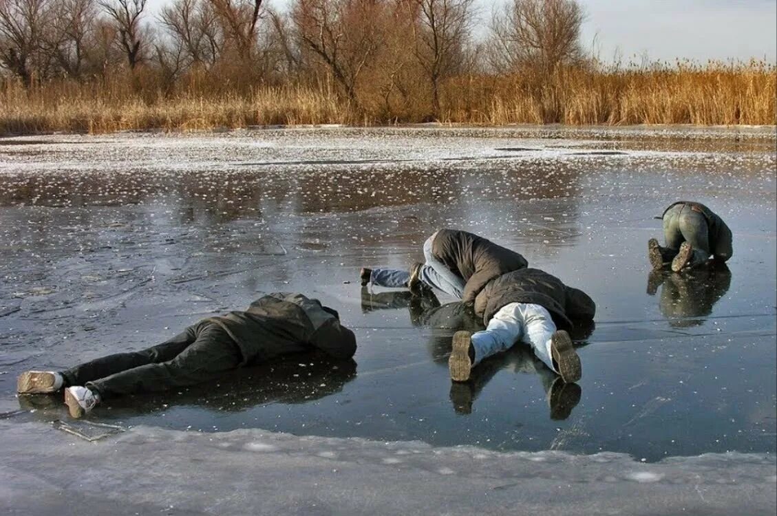 Приколы на рыбалке. Зимняя рыбалка приколы. Пьяные рыбаки на зимней рыбалке. Рыбалка зимой приколы.