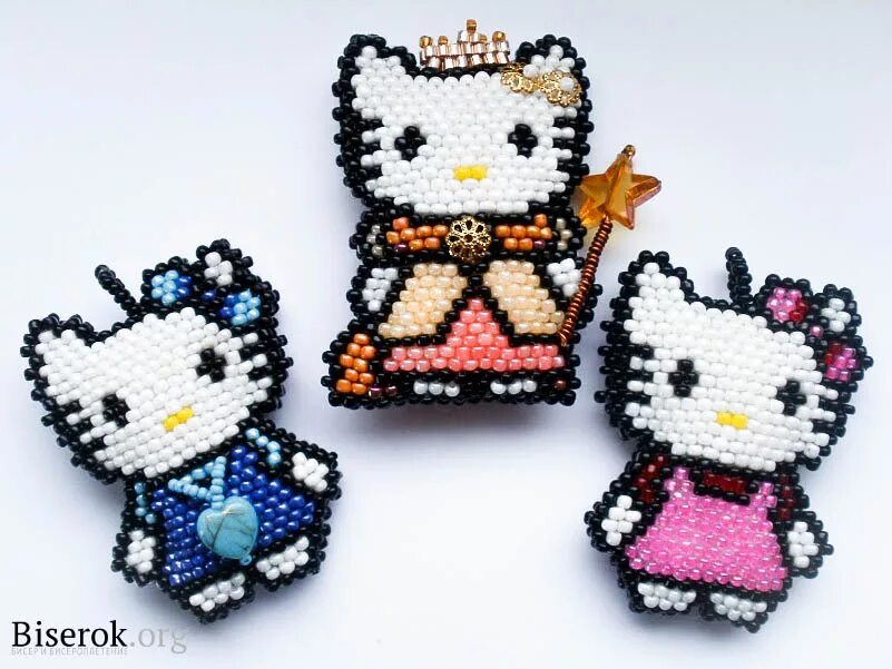 Как сплести hello kitty из бисера. Хелло китти бисер. кирпичное плетение бисером хелло китти. хеллоу китти брелок из бисера. бисероплетения хеллоу китти.