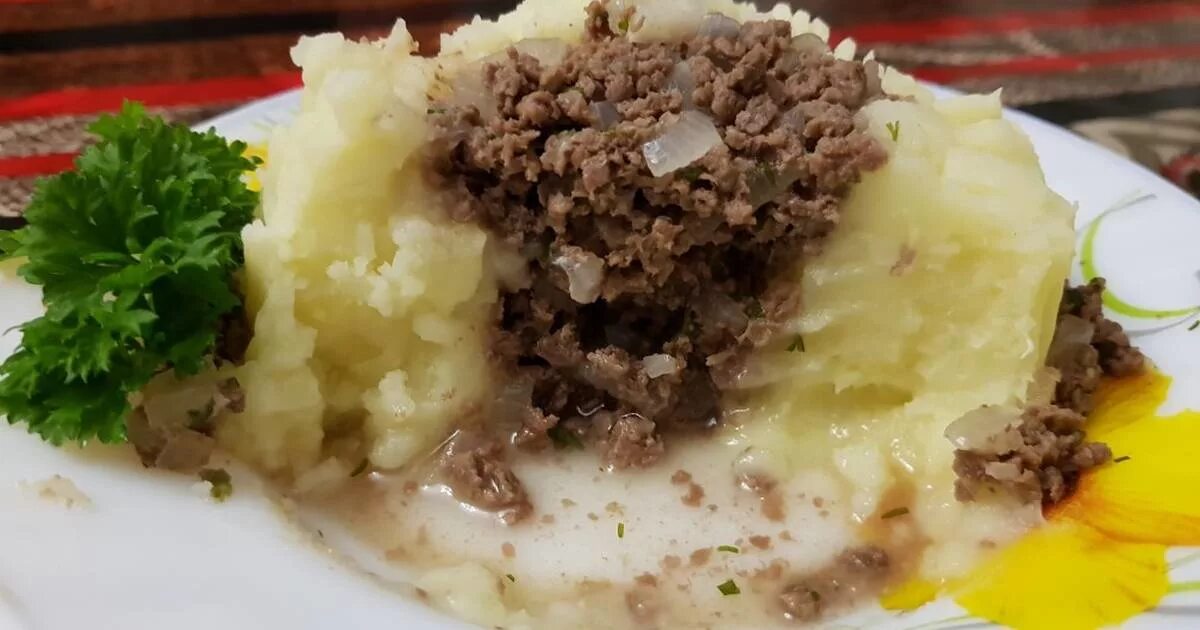 Пюре фарш сыр. Толченка с фаршем. пюре с фаршем. картофельное пюре с фаршем. пюре из картофеля и фаршем.
