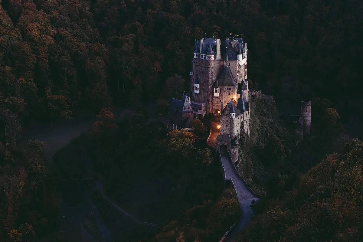 Замок гогенцоллерн баден-вюртемберг. Замок чоха в польше. Сербия достопримечательности белградская крепость. Крепость ночью. Замок глэмис англия.