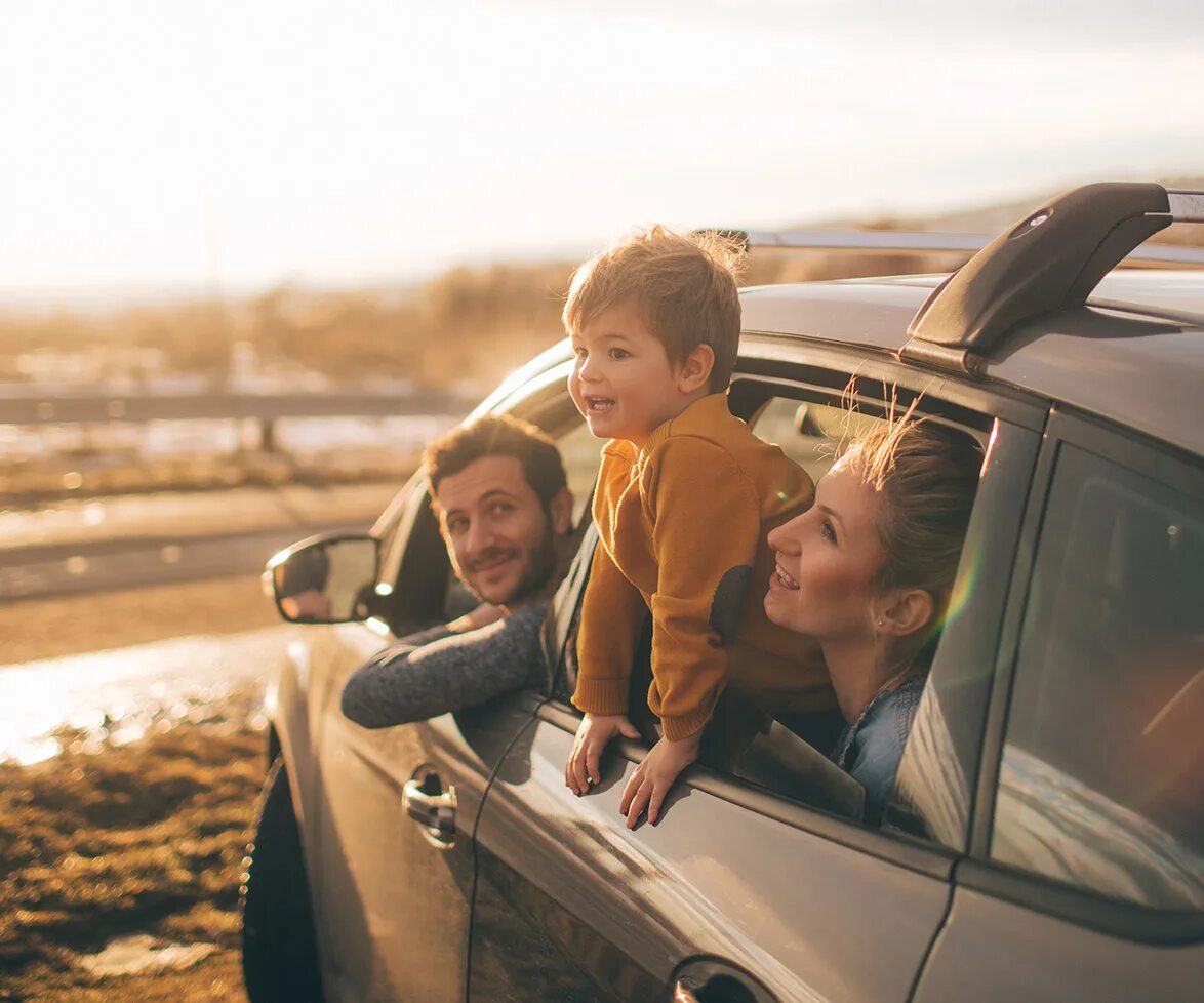 Dad a new car. Машина для путешествий семьей. Семья в машине. Счастливая семья в машине. Путешествие на машине с детьми.