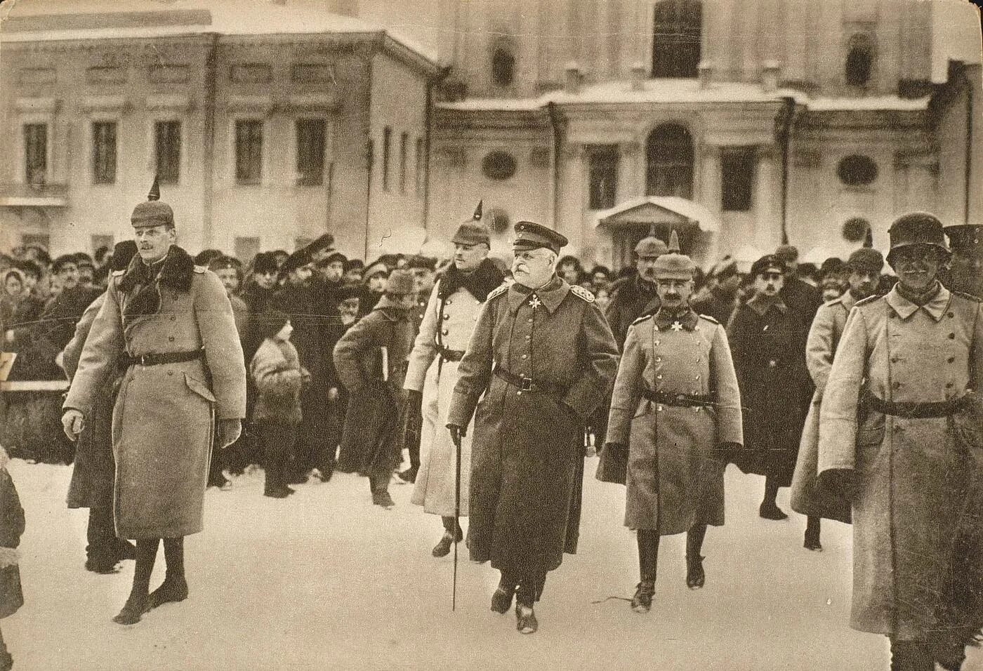 Переговоры в Брест-Литовске 1918. Переговоры в Брест Литовске 1918 год. Троцкий в Брест-Литовске 1917. Советская делегация в Брест-Литовске 1918 год. Переговоры о перемирии