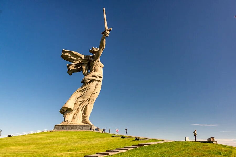 Саратов мамаев курган волгоград. Мамаев курган волгоград. Мамаев курган родина мать зовет. Мемориал комплекс мамаев курган. Памятник победы мамаев курган.