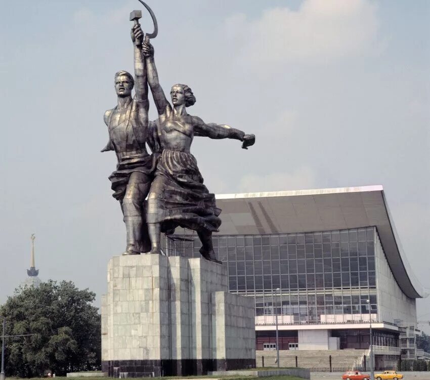 Вднх памятник колхознице. Скульптура мухиной рабочий и колхозница. Памятник рабочий и колхозница в москве на вднх. Вднх мухина рабочий и колхозница. Рабочий и колхозница где стоит.