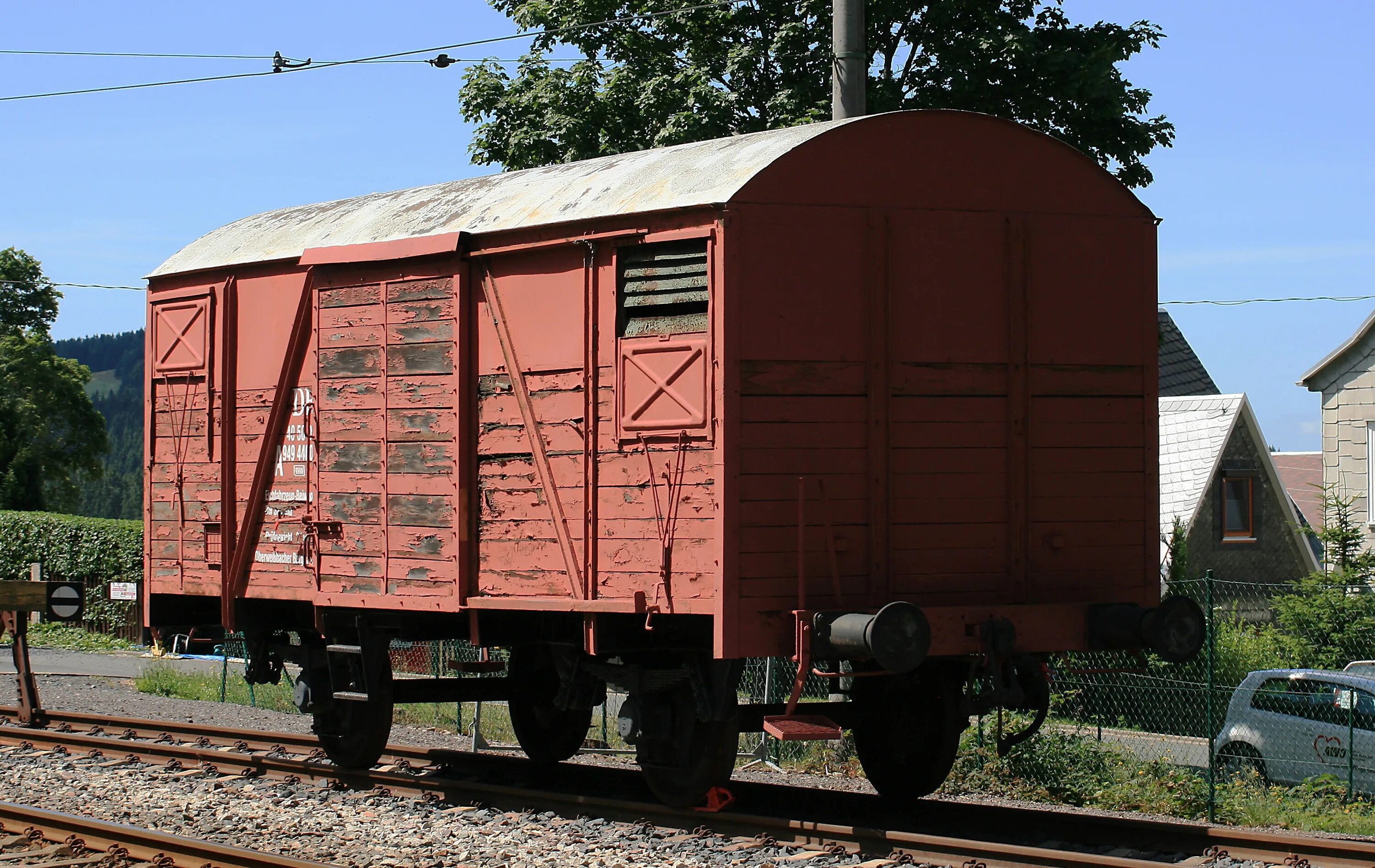 Цена железнодорожного вагона. Вагон Букан. Железнодорожные вагоны полувагоны. Пассажирский грузовой вагон 1950. Старые грузовые вагоны.