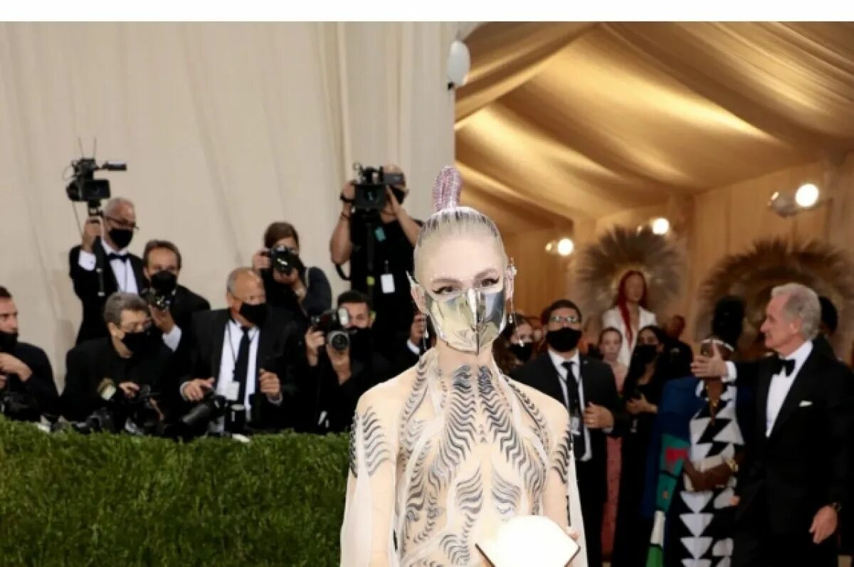 Жена маска русская. Граймс мет Гала 2021. Граймс met Gala. Граймс певица мет Гала. Граймс мет Гала 2022.