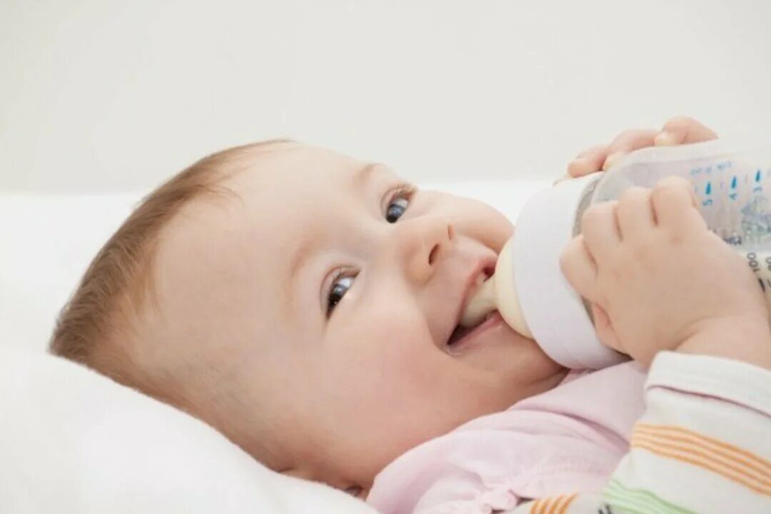 Искусственное вскармливание. Искусственное вскармливание новорожденного. Малыш с бутылочкой. Бутылочка для кормления новорожденного.
