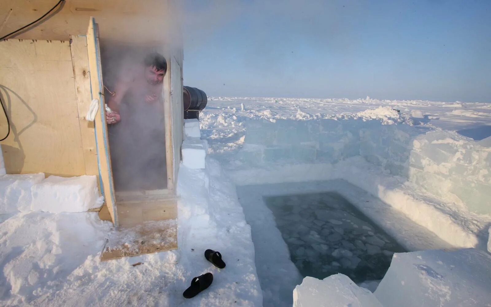 Ice camp. Баня с прорубью. Баня для Северного полюса переносная. Прорубь Южный полюс. Автономные базы на Северном полюсе.