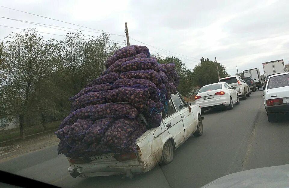 Машина нагруженная мешками. Перегруженный автомобиль. Перегруз автомобиля. Жигули с картошкой. Грузи там