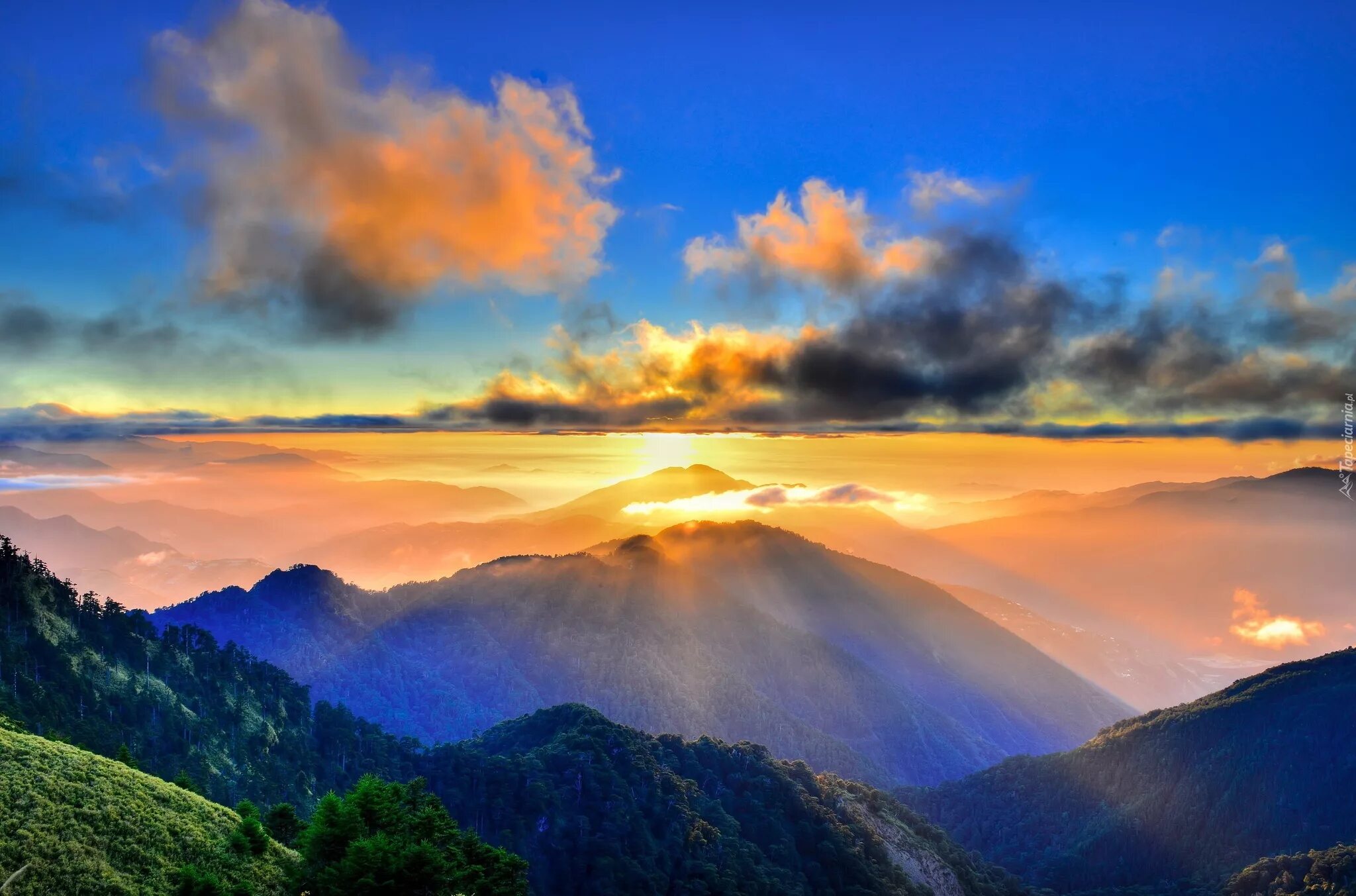 Гори солнцем и теплом. Горы солнце. Горы солнце. Солнце восходит. Рассвет в горах.
