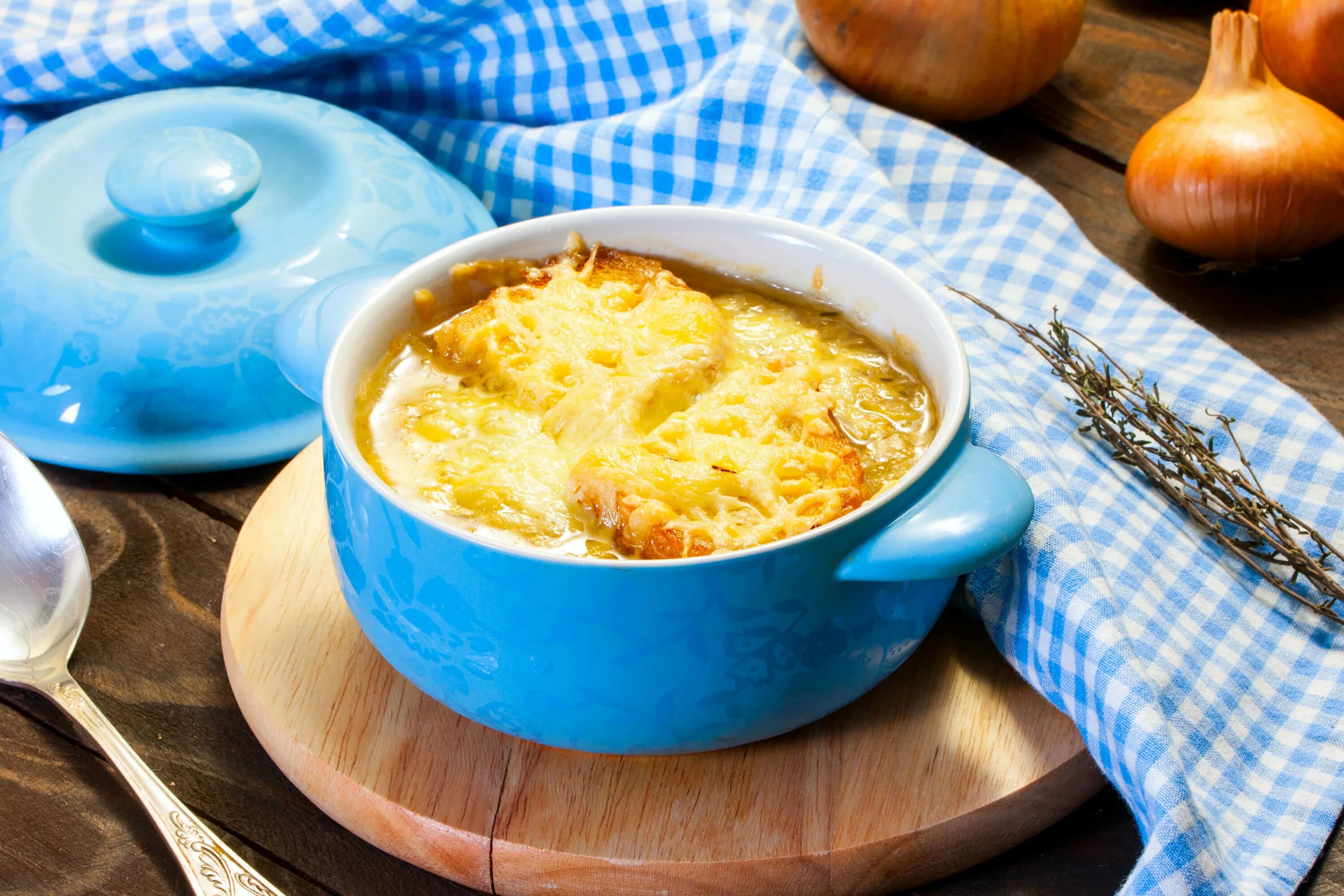 Людовик луковый суп. Луковый суп франция. Людовик луковый суп. Френч онион суп. Блюда франции луковый суп.