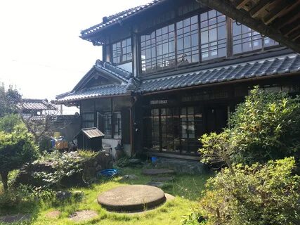 There are a lot of verious attractions at this building... 