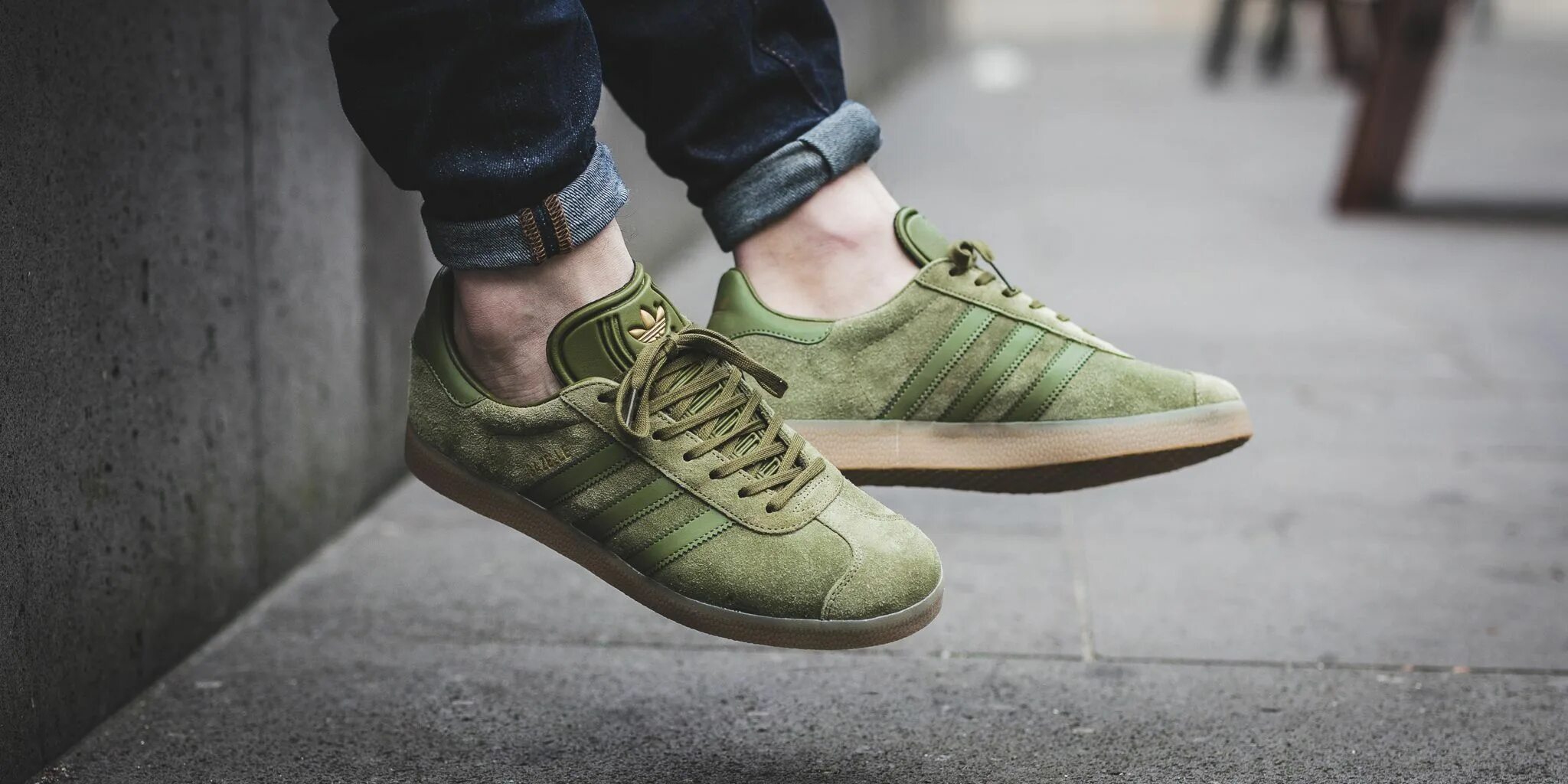 Кроссовки adidas Gazelle зеленые. Gazelle Olive Cargo Gum adidas. Adidas Gazelle темно зеленые. Оливковые adidas Gazelle. Адидас хаки