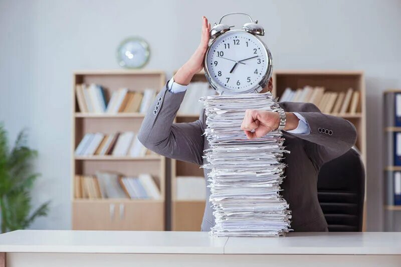 Много свободного времени на работе. Часы работы. часы и документы. часики и документы. экономия времени и сил.