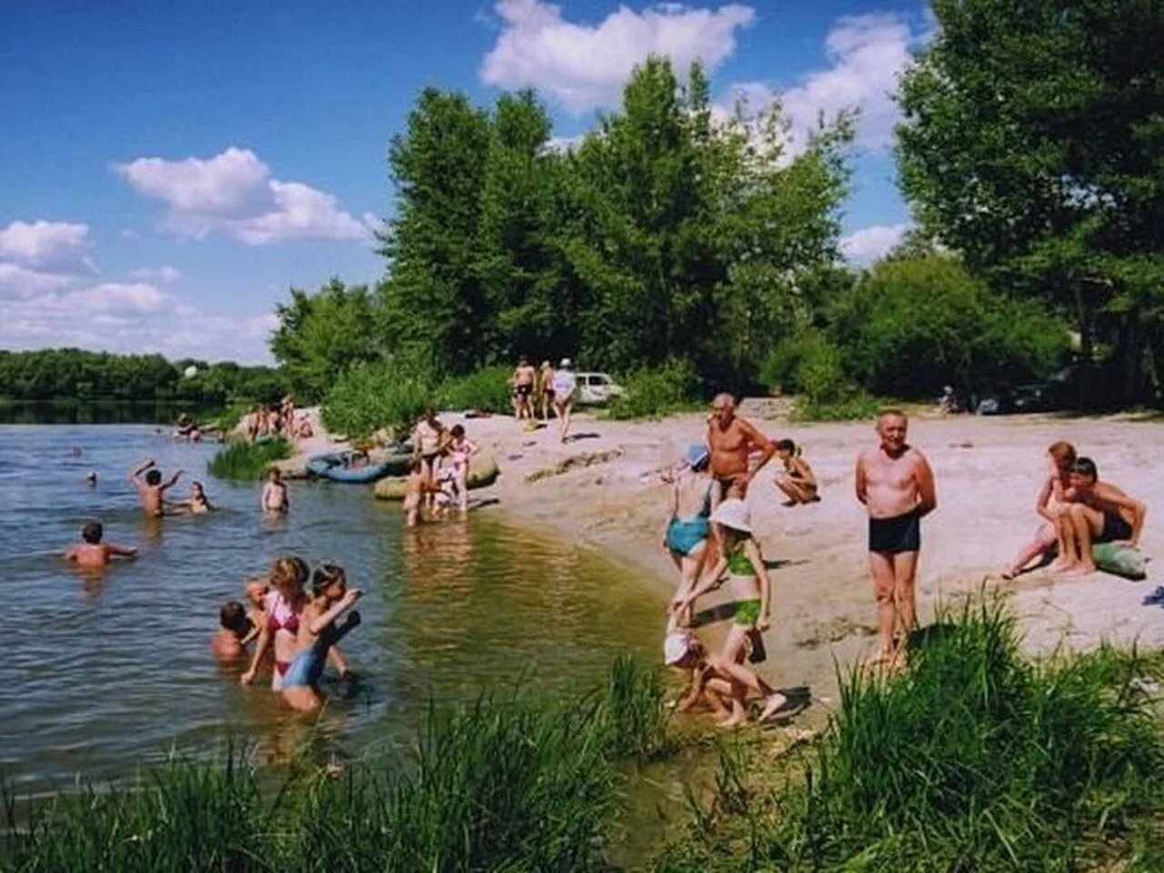 Купаются люди в реке. Пруд Керша Донецке. Лето река пляж. Пляж на реке. Пляж на озере.