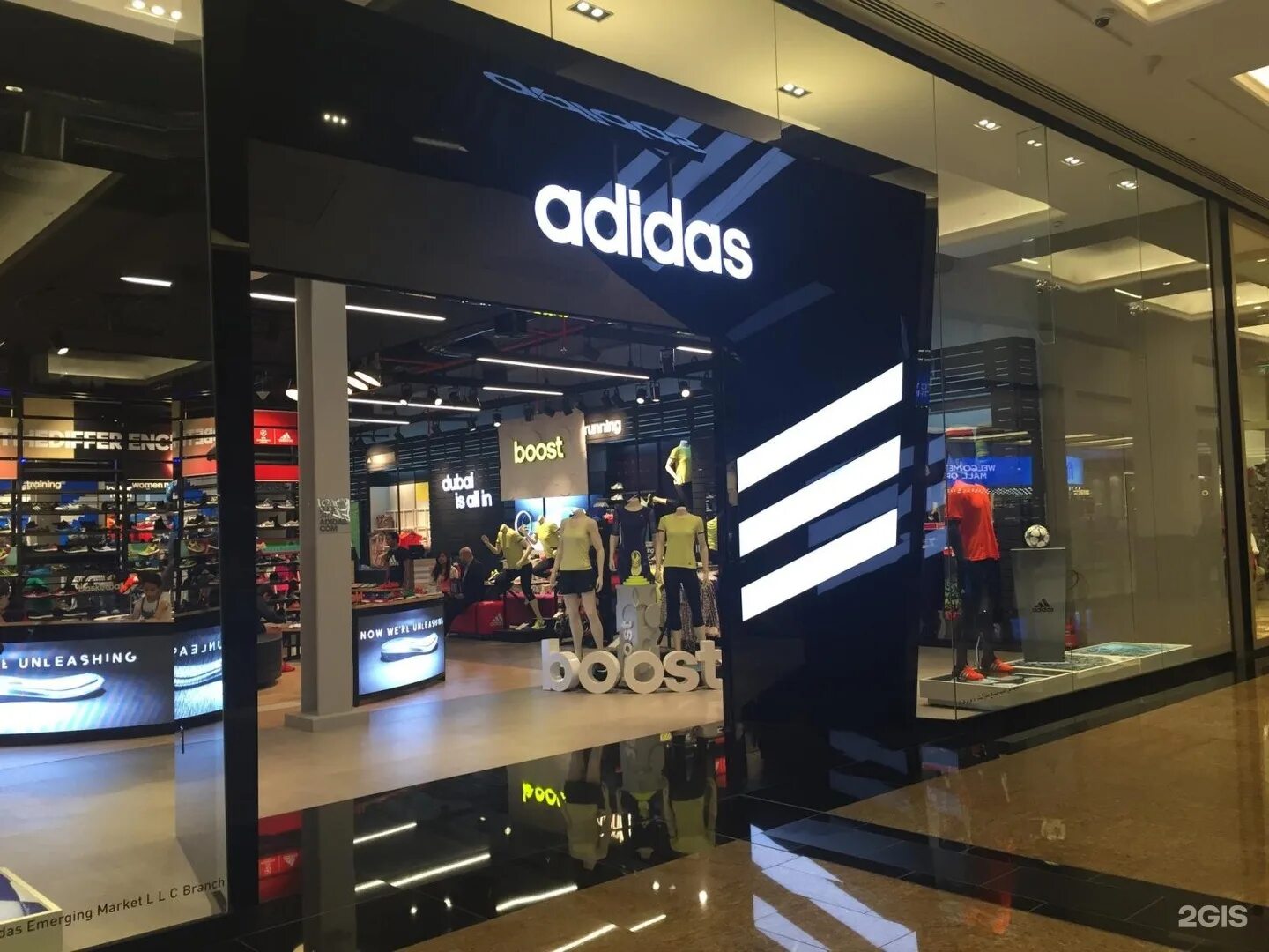 Adidas Dubai Mall. Дубай Молл магазин адидас. Адидас в Дубай молле. Адидас аутлет Дубай. Адидас молл