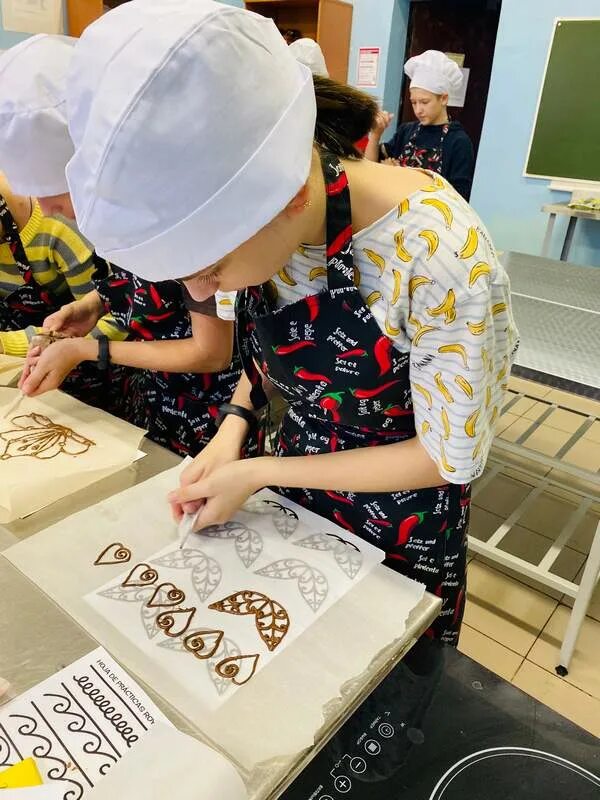 Кондитер дети киров кружок. Кондитер давид манукян. Агзамов шоу кондитер. Жизнь кондитер. Народный кондитер ренат агзамов.