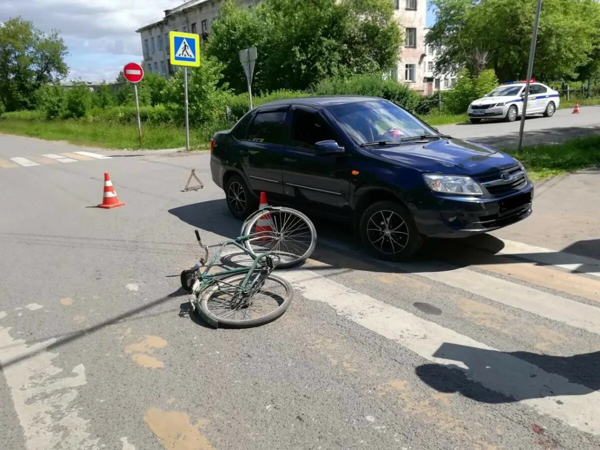 Сбил велосипедиста на пешеходном. Велосипед после аварии.