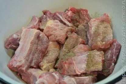 Жареный кусок мяса в форме язычка