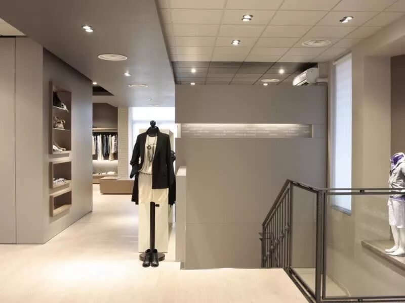 Бежевый интерьер магазина. Витрина в эко стиле. Дизайн интерьера магазина. Модный бутик. Интерьер магазина женской одежды.