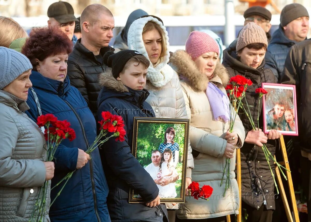 Зимняя вишня ребенок. Зимняя вишня кемерово 2018. Зимняя вишня кемерово погибшие. Тц зимняя вишня кемерово дети. Зимняя вишня ребенок.