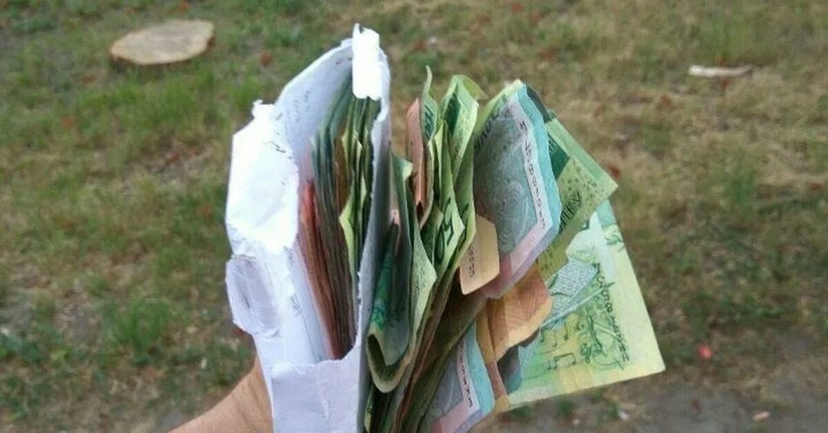 Собрать деньги с народа. Дождь из денег. дождик из денег. деньги на улице. дождь из денег картинки.