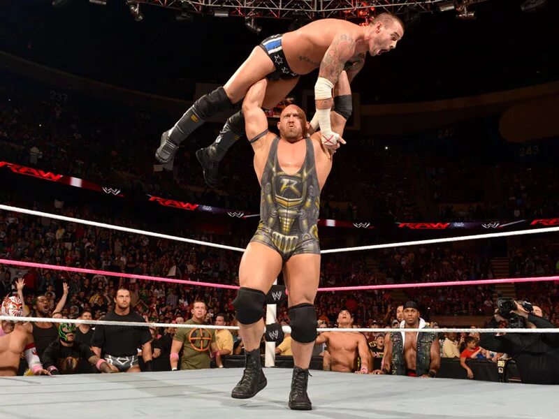 Братья дадли реслинг 2007. Американский реслинг. Что такое реслинг. Wwe raw 1993. Женский реслинг участницы.