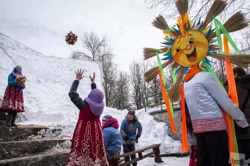 Украшение на Масленицу в детском саду на улице. Масленица инсталляция. Украсить сцену на Масленицу. Украсить улицу к масленнице. Музыка для видео масленица